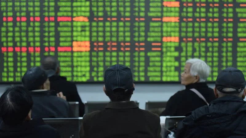 中国股市的投资者自国庆长假后热情高涨,助推中国股票市值自2015年以来首次突破10万亿美元。