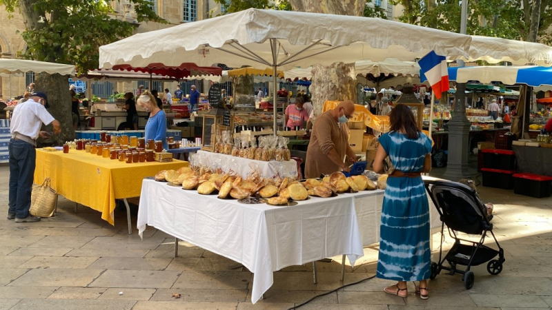 西欧各大国领导人，现在没一个好过的。已经持续三周的暴力抗议活动，让法国总统马克龙现在如坐针毡，骑虎难下。马克龙可能采取紧急减税措施来平息暴力抗议，但代价可能是加剧该国的预算赤字。