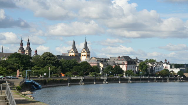 当地时间上周六在德国慕尼黑举行的安全会议上，德国总理默克尔强有力地反驳了美国呼吁欧洲盟国退出伊朗核协议的要求，并积极维护了多边机构的作用。