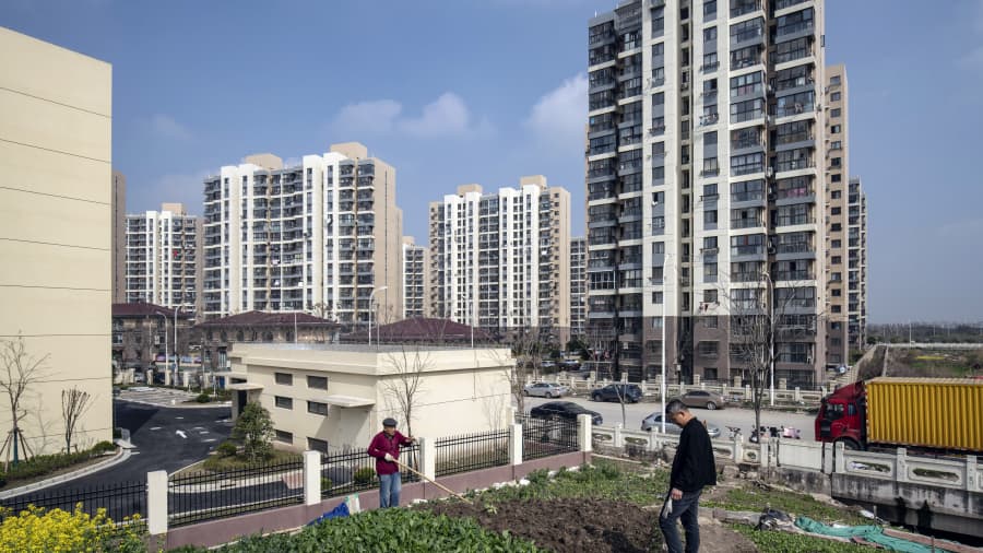 中国股市的投资者自国庆长假后热情高涨，助推中国股票市值自2015年以来首次突破10万亿美元。