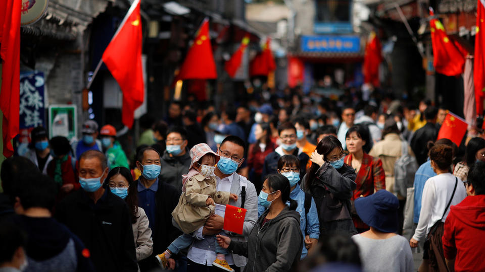 中国股市的投资者自国庆长假后热情高涨，助推中国股票市值自2015年以来首次突破10万亿美元。