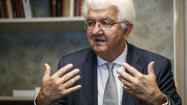 西欧各大国领导人,现在没一个好过的。已经持续三周的暴力抗议活动,让法国总统马克龙现在如坐针毡,骑虎难下。马克龙可能采取紧急减税措施来平息暴力抗议,但代价可能是加剧该国的预算赤字。