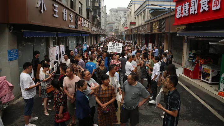 中国股市的投资者自国庆长假后热情高涨,助推中国股票市值自2015年以来首次突破10万亿美元。