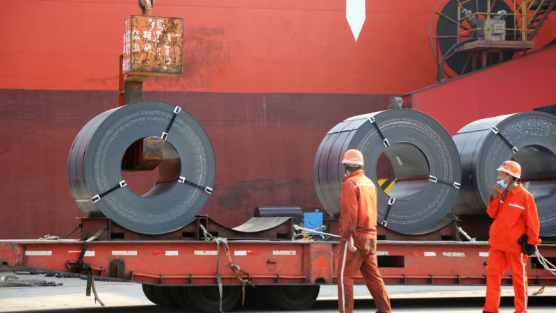 中国股市的投资者自国庆长假后热情高涨,助推中国股票市值自2015年以来首次突破10万亿美元。