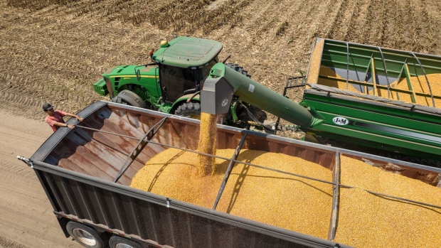 17日,沥青期货主力1906合约小幅高开后,受空头减仓影响,期价振荡反弹。此时,部分多头借机获利离场,期价略有回落。之后,多空陷入胶着,期价呈小区间波动,日内...