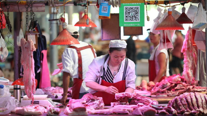 中国股市的投资者自国庆长假后热情高涨，助推中国股票市值自2015年以来首次突破10万亿美元。