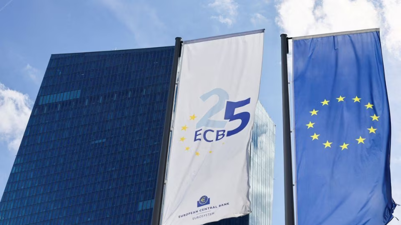 西欧各大国领导人,现在没一个好过的。已经持续三周的暴力抗议活动,让法国总统马克龙现在如坐针毡,骑虎难下。马克龙可能采取紧急减税措施来平息暴力抗议,但代价可能是加剧该国的预算赤字。