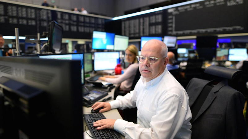 西欧各大国领导人，现在没一个好过的。已经持续三周的暴力抗议活动，让法国总统马克龙现在如坐针毡，骑虎难下。马克龙可能采取紧急减税措施来平息暴力抗议，但代价可能是加剧该国的预算赤字。