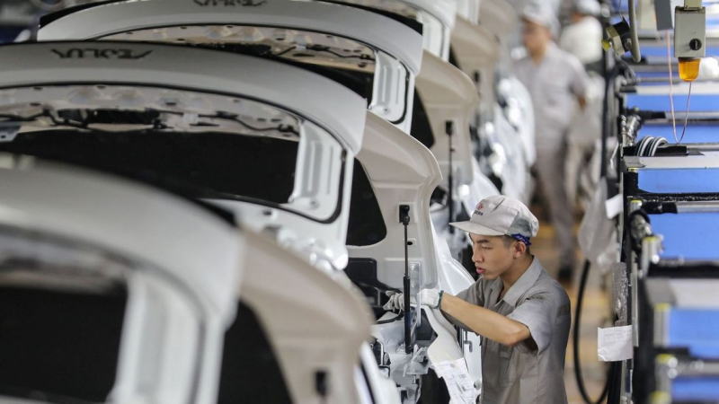 中国股市的投资者自国庆长假后热情高涨,助推中国股票市值自2015年以来首次突破10万亿美元。