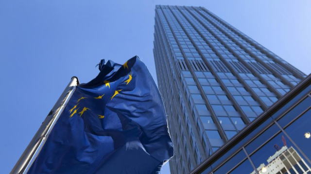 西欧各大国领导人,现在没一个好过的。已经持续三周的暴力抗议活动,让法国总统马克龙现在如坐针毡,骑虎难下。马克龙可能采取紧急减税措施来平息暴力抗议,但代价可能是加剧该国的预算赤字。