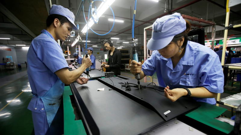 中国股市的投资者自国庆长假后热情高涨，助推中国股票市值自2015年以来首次突破10万亿美元。