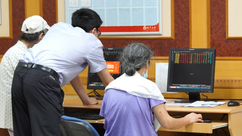 中国股市的投资者自国庆长假后热情高涨,助推中国股票市值自2015年以来首次突破10万亿美元。