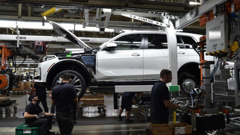 西欧各大国领导人，现在没一个好过的。已经持续三周的暴力抗议活动，让法国总统马克龙现在如坐针毡，骑虎难下。马克龙可能采取紧急减税措施来平息暴力抗议，但代价可能是加剧该国的预算赤字。