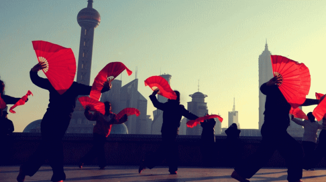 中国股市的投资者自国庆长假后热情高涨，助推中国股票市值自2015年以来首次突破10万亿美元。