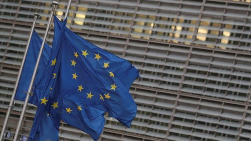 西欧各大国领导人，现在没一个好过的。已经持续三周的暴力抗议活动，让法国总统马克龙现在如坐针毡，骑虎难下。马克龙可能采取紧急减税措施来平息暴力抗议，但代价可能是加剧该国的预算赤字。