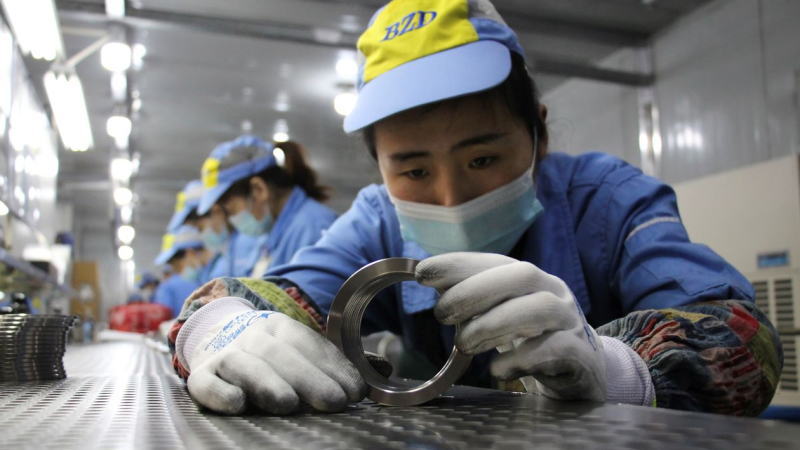 中国股市的投资者自国庆长假后热情高涨,助推中国股票市值自2015年以来首次突破10万亿美元。