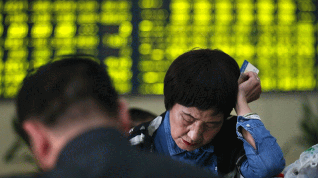 中国股市的投资者自国庆长假后热情高涨，助推中国股票市值自2015年以来首次突破10万亿美元。